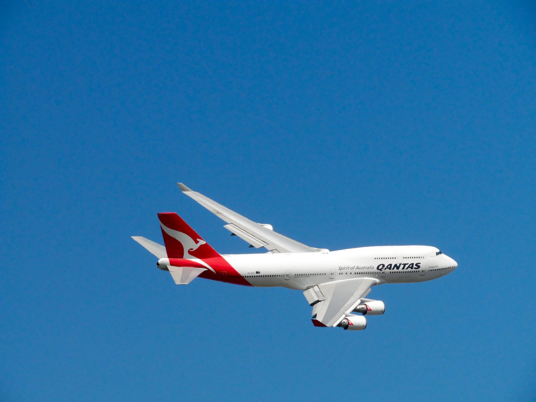 qantas airlines plane on air